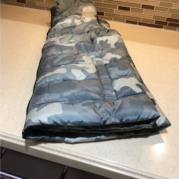 Recycle Lightweight Camouflage puff Vest. - Picture 3 of 7